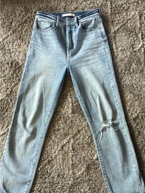 eunina Light Blue Straight-Leg Jeans with Knee Rip
